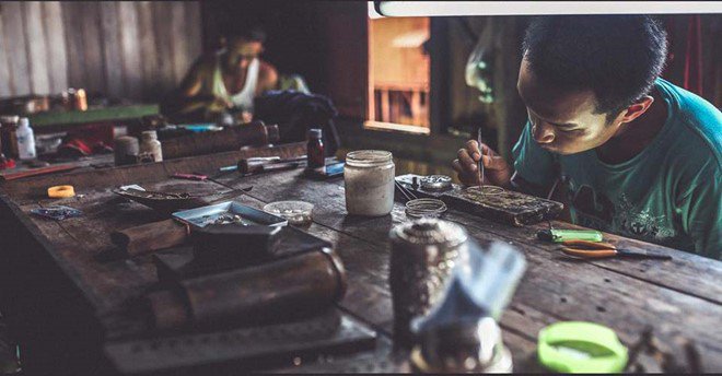 Nơi đây cũng là nơi tập trung những xưởng sản xuất đồ lưu niệm và có một số ngành nghề truyền thống như dệt vải cuống sen, làm xì gà… Nơi đây cũng là nơi tập trung những xưởng sản xuất đồ lưu niệm và có một số ngành nghề truyền thống như dệt vải cuống sen, làm xì gà…